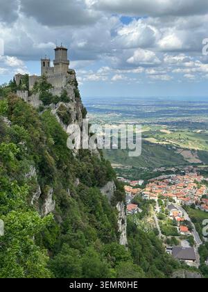 Guaita, nota anche come Torre Rocca, si erge in cima al Monte Titano a San Marino. Questa fortezza medievale, caratterizzata dalla sua struttura in pietra e dal battaglione Foto Stock
