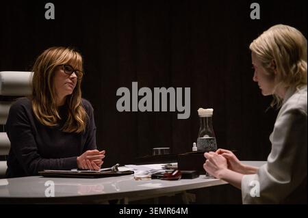 Andrea Riseborough, Jennifer Jason Leigh possessore: Uncut (2020) *Filmstill - solo per uso editoriale* Vedi istruzioni speciali. Immagine CAP/SFS fornita da Capital Pictures Foto Stock