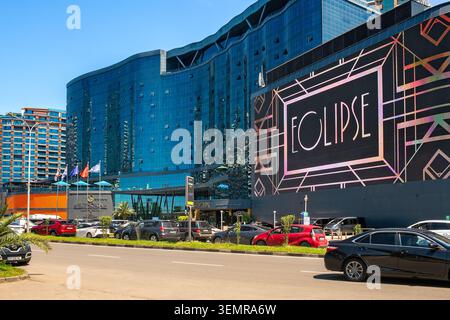 Batumi, Georgia - 3 giugno 2026: Moderno edificio in vetro dell'hotel e del casinò con grande cartellone digitale sulla facciata. Foto Stock