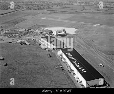 Vista aerea dell'aeroporto di Birmingham, West Midlands, Inghilterra, Regno Unito nei primi anni '1960 I lavori per l'aeroporto di Birmingham a Elmdon non sono iniziati fino alla fine degli anni '1930, e ha aperto nel 1939. L'elegante terminal art deco, con le sue enormi tettoie a strapiombo, è visibile qui al centro. Nel 1961 fu costruito un terminal internazionale (qui a sinistra del terminal originale). Nel 1970 l'aeroporto di Birmingham gestiva circa un milione di passeggeri all'anno. Foto Stock