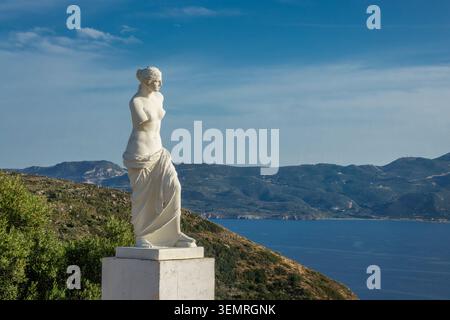 Replica della famosa statua di Afrodite, conosciuta anche come Venere di Milo, nell'isola di Milo, nelle isole Cicladi, in Grecia Foto Stock
