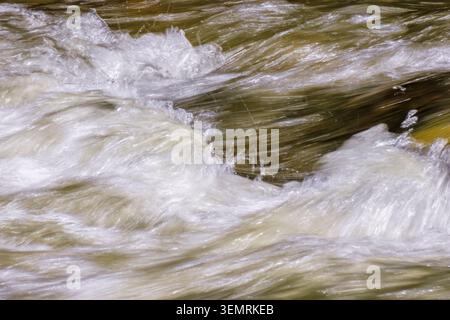Il rapido movimento della corrente sulla superficie dell'acqua, lunga esposizione sparata nel fiume Moniquira, nelle montagne andine orientali Foto Stock