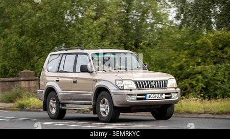 Stony Stratford, Bucks, Regno Unito - 7 giugno 2026: 2001 Toyota Landcruiser che guida su una strada britannica Foto Stock
