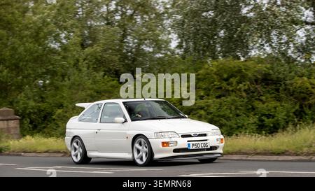 Stony Stratford, Bucks, Regno Unito - 7 giugno 2026: 1996 auto d'epoca Ford Escort bianca su una strada britannica Foto Stock