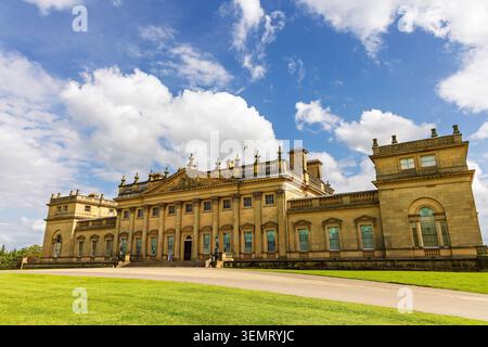 L'ingresso di Harewood House, la residenza signorile del XIX secolo vicino a Leeds nello Yorkshire. Foto Stock