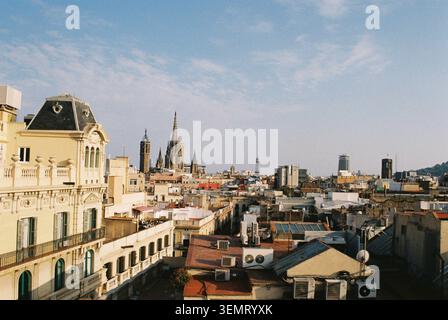 Barcellona, Spagna. 13 maggio 2019. Vista panoramica dello skyline urbano di Barcellona con architettura storica, tetti residenziali e cattedrale iconica Foto Stock