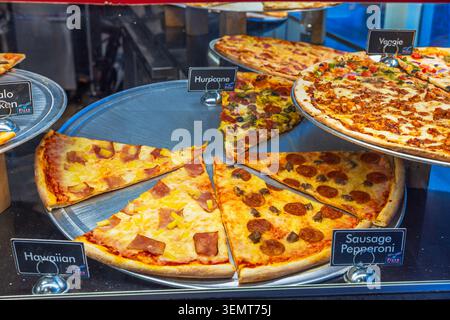 Vista ravvicinata delle fette di pizza assortite mostrate nella vetrina del ristorante. Miami Beach. STATI UNITI. Foto Stock