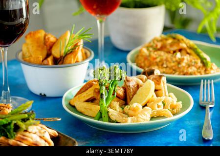 Deliziosa cena a buffet con pasta, pesce e verdure perfettamente arrostite Foto Stock