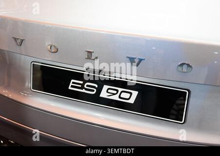 Primo piano del logo e del logo della berlina elettrica Volvo ES90 all'ECAR Show di Lisbona Foto Stock