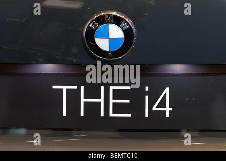 Logo BMW i4 e targhetta con il nome del modello primo piano all'ECAR Show Foto Stock