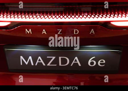 Primo piano del logo e della targhetta del modello Mazda 6e EV all'ECAR Show 2026 Foto Stock