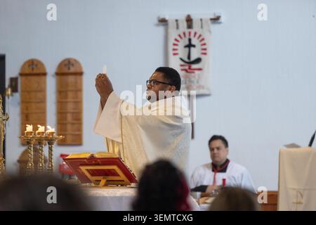 Sacerdote cattolico in Inghilterra che prepara la Santa Comunione Eucaristica durante la messa. Foto Stock