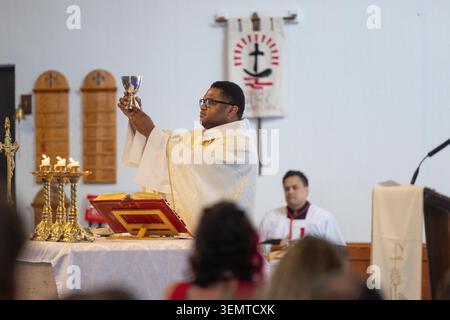 Sacerdote cattolico in Inghilterra che prepara la Santa Comunione Eucaristica durante la messa. Foto Stock