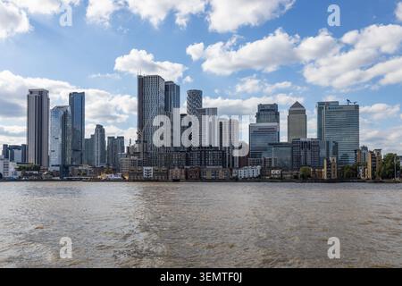 Vista dello skyline di Canary Wharf sul Tamigi. Londra, Regno Unito, 5 ottobre 2024 Foto Stock