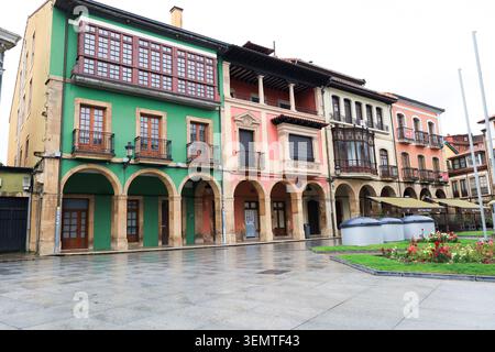 Aviles, Asturie, Spagna - 10 aprile 2026: Case maestose nel centro storico della città di Aviles, Asturie, Spagna. Foto Stock