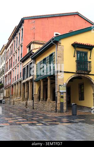 Aviles, Asturie, Spagna - 10 aprile 2026: Case maestose nel centro storico della città di Aviles, Asturie, Spagna. Foto Stock