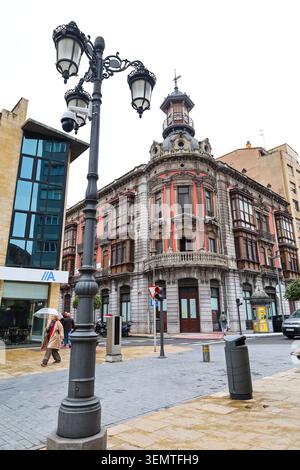 Aviles, Asturie, Spagna - 10 aprile 2026: Case maestose nel centro storico della città di Aviles, Asturie, Spagna. Foto Stock