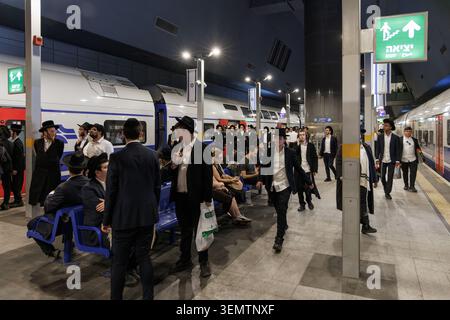 Piattaforma affollata con passeggeri ebrei ultra-ortodossi alla stazione ferroviaria di Yitzhak Navon, Gerusalemme, Israele Foto Stock
