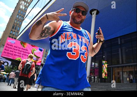 New York, Stati Uniti. 8 giugno 2026. Un uomo che indossa una maglia dei New York Knicks reagisce mentre passa davanti al Madison Square Garden mentre il NYPD si prepara a chiudere le strade prima della partecipazione programmata del presidente Trump a Game Three delle finali NBA: New York Knicks vs. The San Antonio Spurs, New York, NY, 8 giugno 2026. (Foto di Anthony Behar/Sipa USA) credito: SIPA USA/Alamy Live News Foto Stock
