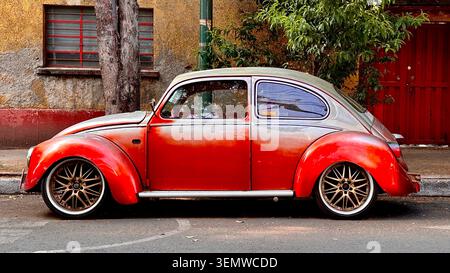 Volkswagen Beetle personalizzato parcheggiato in Residential Street (città del Messico, CDMX, Messico – 31 maggio 2026) Foto Stock
