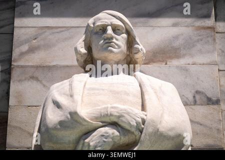 Cristoforo Colombo Memorial Fountain Marble Figure Columbus Circle Washington DC / WASHINGTON D.C., Stati Uniti — la figura di marmo di Colombo sulla Cristoforo Colombo Memorial Fountain di Lorado Taft a Columbus Circle, di fronte alla Union Station, a seguito di una riabilitazione NPS da 11,8 milioni di dollari completata nel 2026. Taft posizionò Columbus sulla prua di una nave stilizzata che guardava verso il Campidoglio — una linea di avvistamento deliberata che collegava il successo del navigatore alla repubblica che rese possibile. Foto Stock