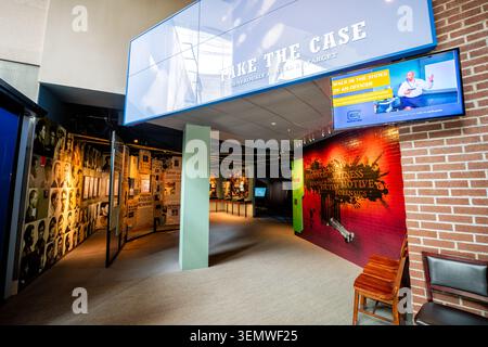 National Law Enforcement Museum Prendi la Case Gallery Washington DC / WASHINGTON D.C., Stati Uniti: La galleria interattiva "Take the Case" attira i visitatori nelle indagini di un detective al National Law Enforcement Museum di Judiciary Square. L'istituzione è l'unico museo negli Stati Uniti dedicato alla storia completa delle forze dell'ordine americane, aperto nel 2018 e costruito quasi interamente sotto il livello della strada. La legge federale limitò la struttura di superficie a due piccoli padiglioni di vetro per proteggere le linee di vista al memoriale degli ufficiali adiacenti. Foto Stock
