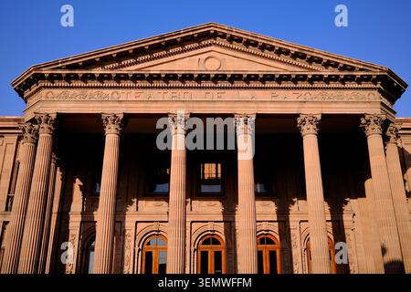 Facciata del teatro neoclassico con luce calda del pomeriggio (San Luis Potosi, San Luis Potosi, Messico - 19 maggio 2026) Foto Stock
