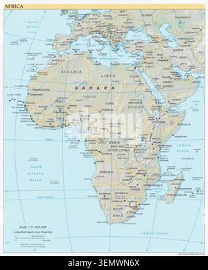 Mappa politica storica dell'Africa che mostra paesi, capitali, grandi città, deserti, fiumi, e i corpi idrici circostanti, creati dalla United States Central Intelligence Agency nel 2005. Foto Stock