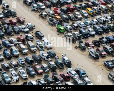 Lo scatto ad angolo alto mostra un deposito di auto pieno Foto Stock