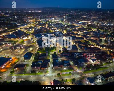 Vista aerea del centro di Blackburn, Lancashire, Inghilterra, catturata di notte. Foto Stock