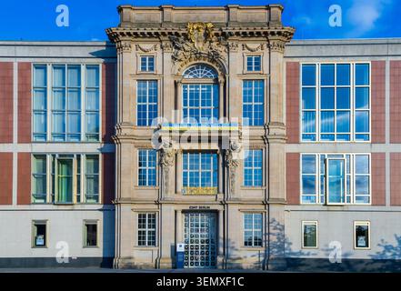 Vista frontale dell'ESMT Berlin, la Scuola europea di gestione e tecnologia, ospitata nell'ex edificio del Consiglio di Stato della RDT (Staatsratsgebäude). Foto Stock