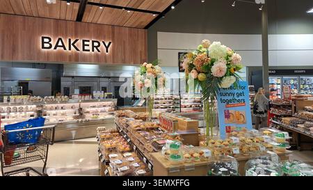 Toronto, ON, Canada - 8 giugno 2026: Un'ampia dose di un reparto di panetteria del supermercato pulito e moderno pieno di vari prodotti da forno confezionati e pasta Foto Stock