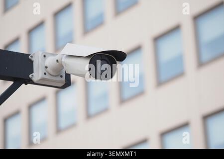La telecamera CCTV monitora l'area dell'edificio in un ambiente urbano Foto Stock