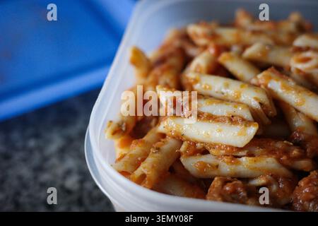 Pasta di maccheroni fatta in casa in contenitore di plastica per alimenti Foto Stock