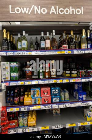 Tesco Low/No alcolici scaffali con birra, sidro, vino e bevande alcoliche alternative promosse come scelte di bevande britanniche più salutari. Foto Stock
