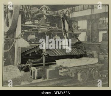 Macchinari industriali di grandi dimensioni in una fabbrica d'epoca che utilizza ingranaggi, catene e carrelli per spostare e trattare legname, mostrando i processi di produzione e produzione in un contesto storico. Dalla rivista Engineering dedicata al progresso industriale volume XXXIII aprile - settembre 1907 The Engineering Magazine Co. Foto Stock