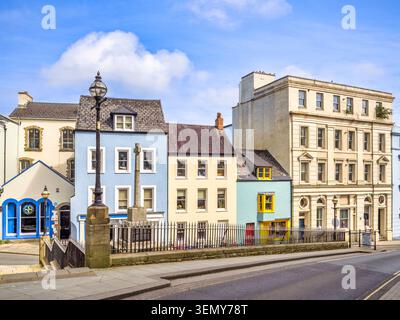 Haverfordwest, Pembrokeshire, Galles, attraenti e colorati edifici storici in High Street. L'edificio pure West radio può essere visto nel St. Mary's... Foto Stock