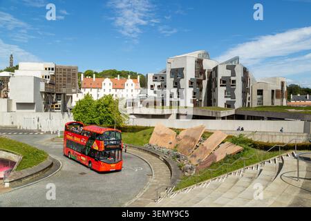 Un tour panoramico in autobus della città di Edimburgo a Dynamic Earth con il Parlamento scozzese sullo sfondo, Edimburgo, Scozia Foto Stock