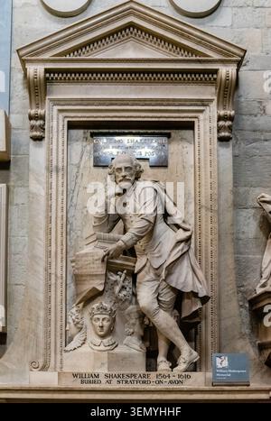 LONDRA - 11 APRILE 2022: Memoriale di William Shakespeare all'interno dell'Abbazia di Westminster, punto di riferimento a Londra, Inghilterra, Regno Unito. È uno dei religi più importanti del Regno Unito Foto Stock