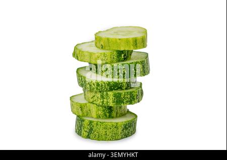 Pila verticale di pezzi di cetriolo tritati, elemento alimentare biologico vegetale per la progettazione grafica. Foto Stock