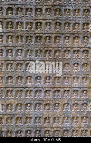 Tavolette di pietra intagliate della stele del Buddha, una forma tradizionale di arte votiva buddista cinese Foto Stock