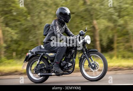 Stony Stratford, Bucks, Regno Unito - 7 giugno 2026: 2013 Sinnis XF guida motociclistica su una strada britannica Foto Stock