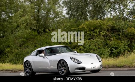 Stony Stratford, Bucks, Regno Unito - 7 giugno 2026: Auto d'epoca TVR T350 Fastback su strada britannica Foto Stock