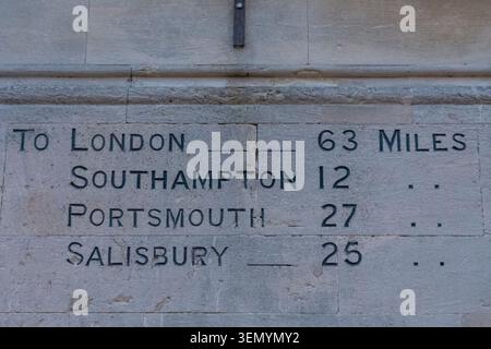 Inghilterra, Hampshire, Winchester, The Guildhall, insegna storica del chilometraggio che mostra la distanza dalle principali città Foto Stock