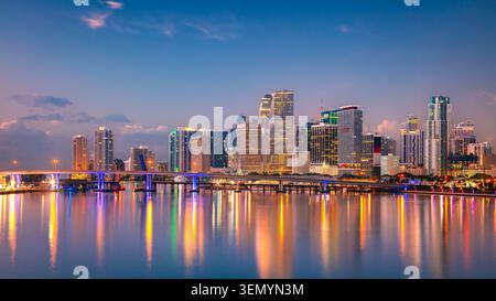 Miami, Florida, Stati Uniti. Immagine aerea della città di Miami, Florida, con riflessi dello skyline della città in acqua alla splendida alba. Foto Stock