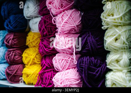 Palle di filato per maglieria e spiedini. Foto di alta qualità Foto Stock