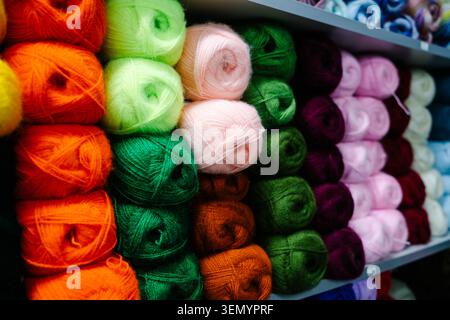 Palle di filato per maglieria e spiedini. Foto di alta qualità Foto Stock