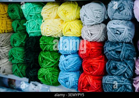 Palle di filato per maglieria e spiedini. Foto di alta qualità Foto Stock