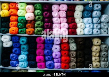 Palle di filato per maglieria e spiedini. Foto di alta qualità Foto Stock