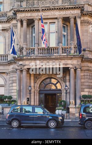 Edimburgo, Scozia, Regno Unito - 19 gennaio 2026: La grande facciata del Balmoral Hotel di Edimburgo, Scozia, presenta bandiere e un classico Foto Stock